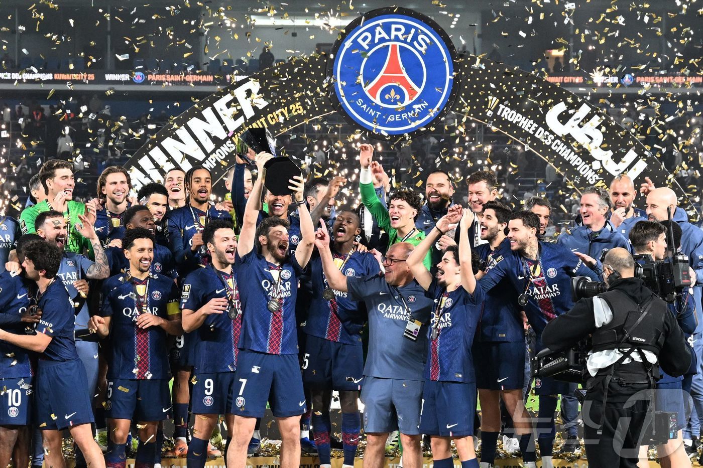 (AFP=뉴스1) 안은나 기자 = 파리 생제르맹 FC(PSG) 선수들이 8일(현지시간) 쿠웨이트 자베르 알-아마드 인터내셔널 스타디움에서 열린 2025-26시즌 트로페 데 샹피옹( …