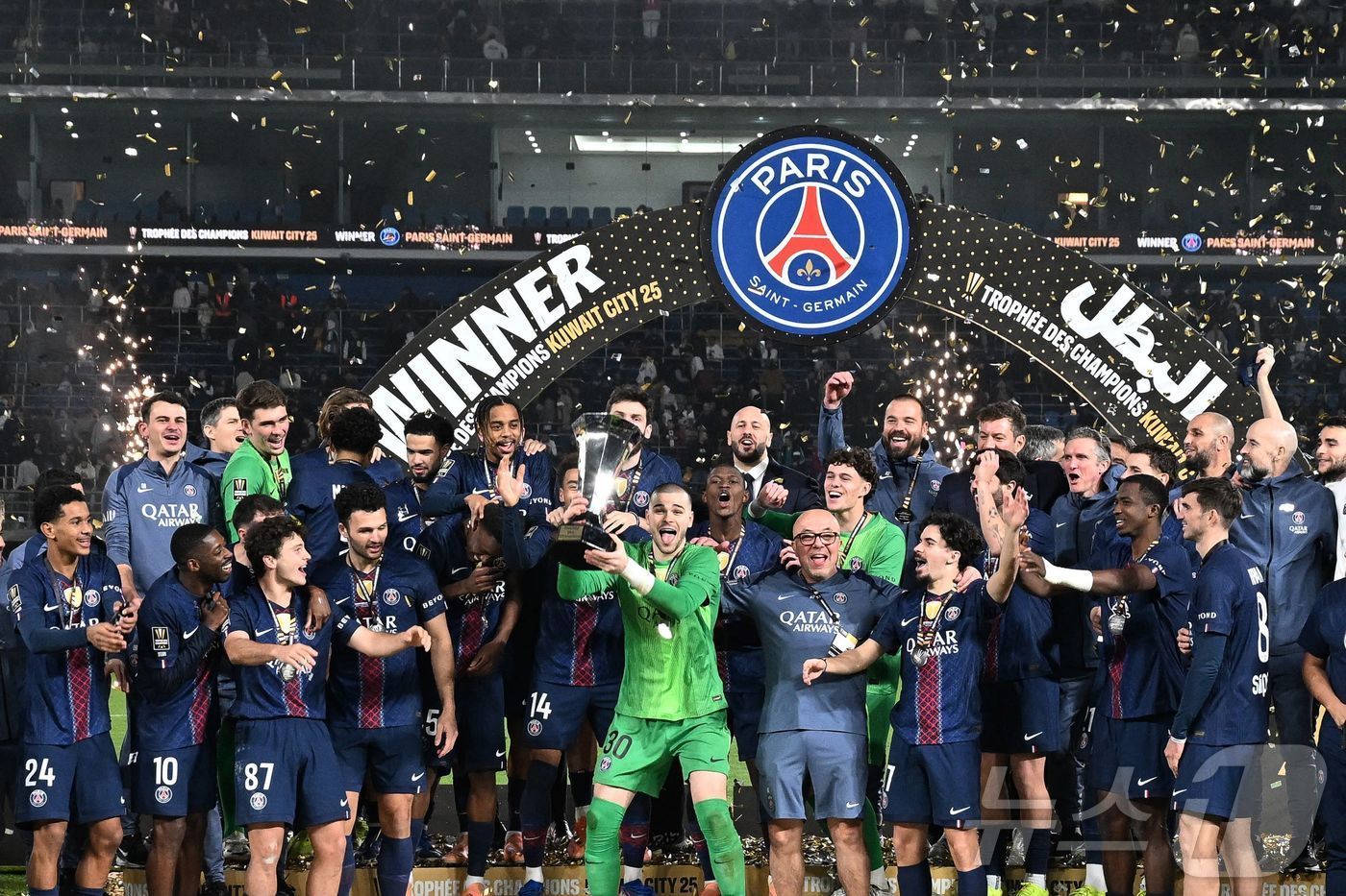 (AFP=뉴스1) 안은나 기자 = 파리 생제르맹 FC(PSG) 골키퍼 뤼카 슈발리에와 선수들이 8일(현지시간) 쿠웨이트 자베르 알-아마드 인터내셔널 스타디움에서 열린 2025-26 …