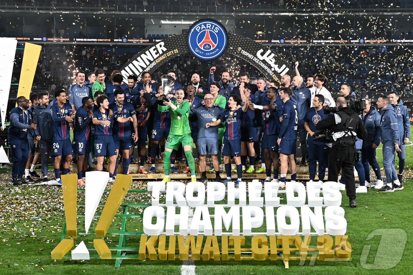 (AFP=뉴스1) 안은나 기자 = 파리 생제르맹 FC(PSG) 골키퍼 뤼카 슈발리에와 선수들이 8일(현지시간) 쿠웨이트 자베르 알-아마드 인터내셔널 스타디움에서 열린 2025-26 …