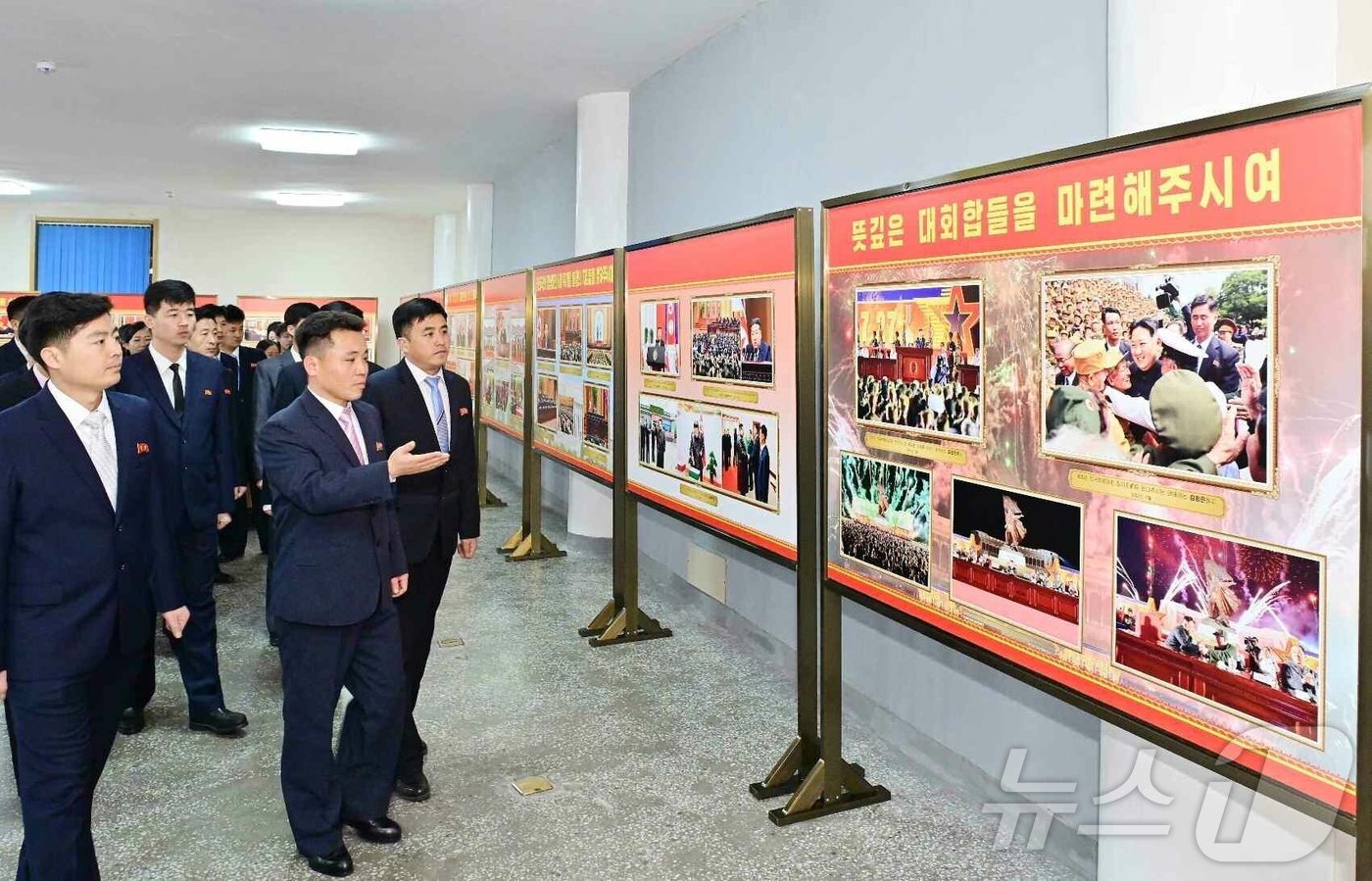 (평양 노동신문=뉴스1) = 북한 노동당 기관지 노동신문은 김정은 당 총비서의 업적을 보여주는 사진전람회 '우리식 사회주의전면적발전의 장엄한 격변기를 열어주시어'가 개막했다고 9일 …