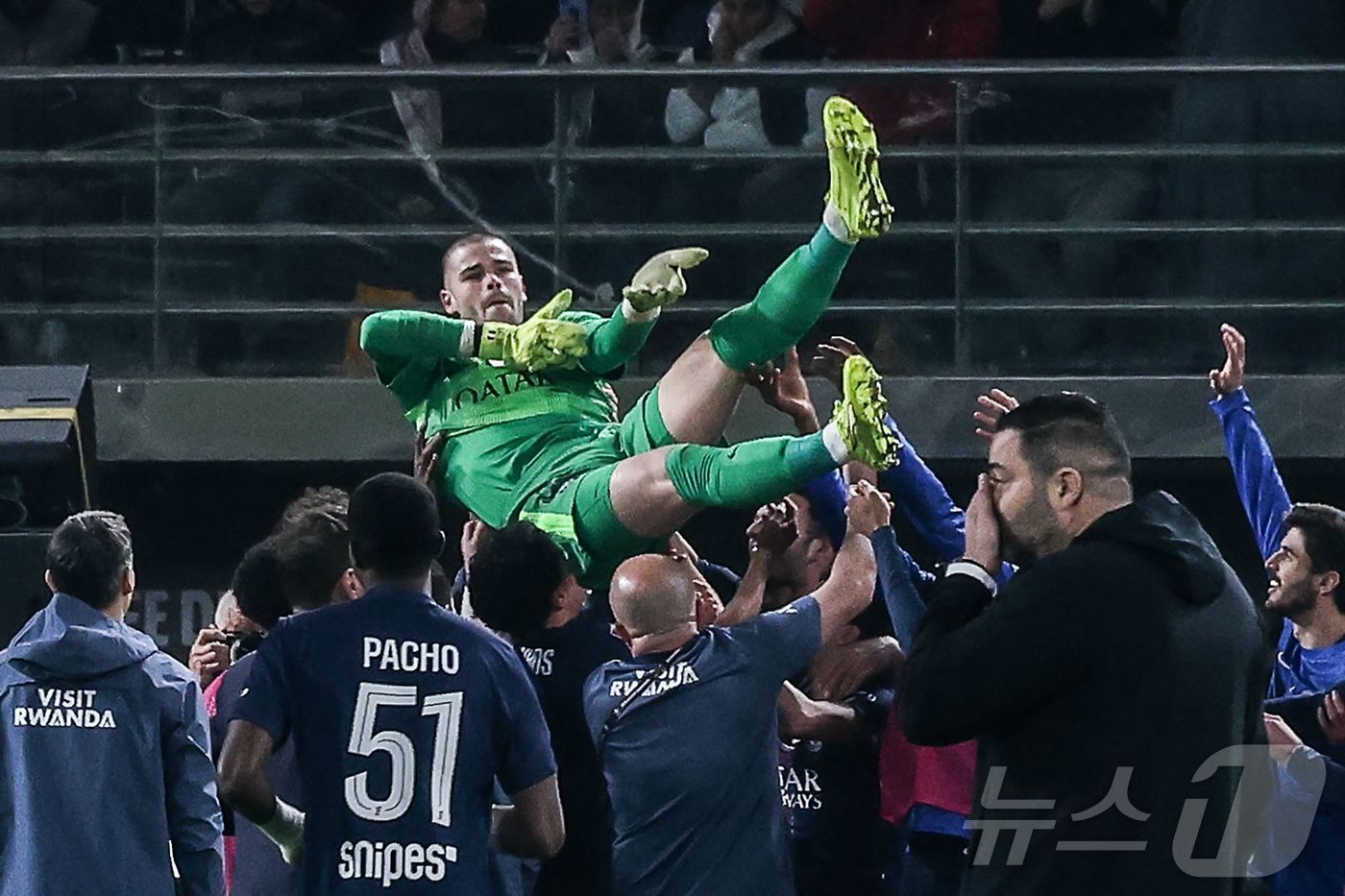 (AFP=뉴스1) 안은나 기자 = 파리 생제르맹 FC(PSG) 골키퍼 뤼카 슈발리에가 8일(현지시간) 쿠웨이트 자베르 알-아마드 인터내셔널 스타디움에서 열린 2025-26시즌 트로 …