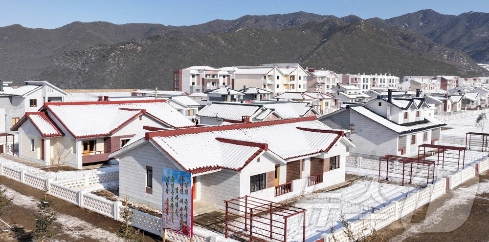 (평양 노동신문=뉴스1) = 북한 노동당 기관지 노동신문은 9일 신포시 신풍농장, 영중농장, 홍원군 남화농장에서 새집들이가 진행됐다고 보도했다. [국내에서만 사용가능. 재배포 금지 …