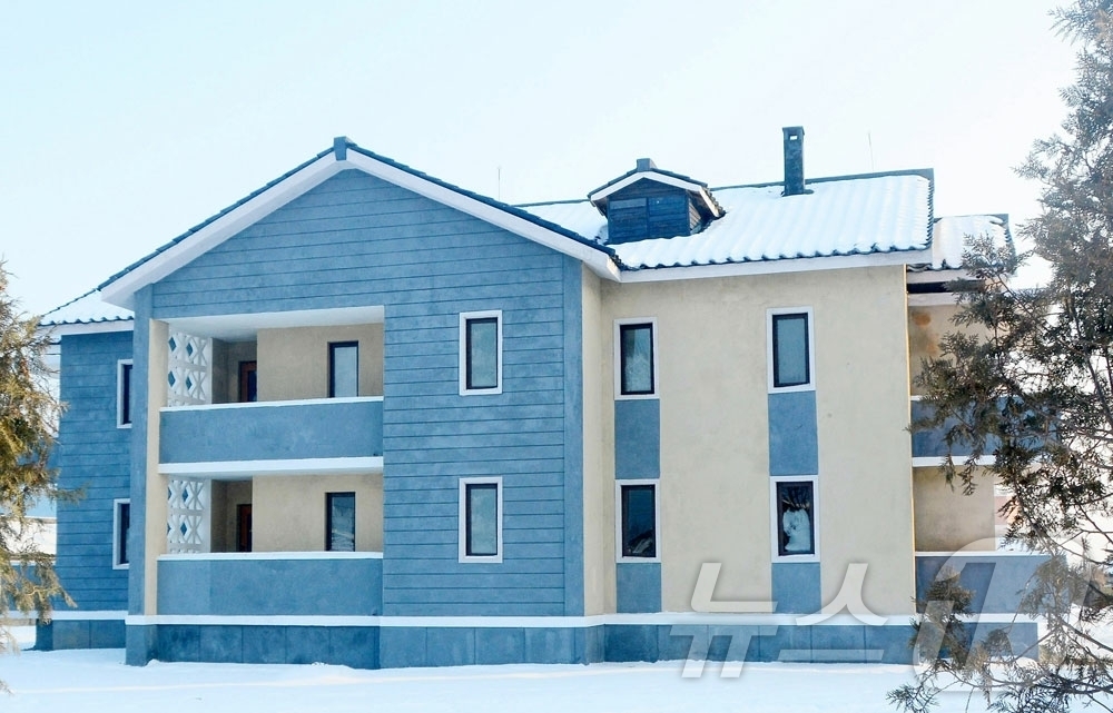 (평양 노동신문=뉴스1) = 북한 노동당 기관지 노동신문은 9일 신포시 신풍농장, 영중농장, 홍원군 남화농장에서 새집들이가 진행됐다고 보도했다. [국내에서만 사용가능. 재배포 금지 …