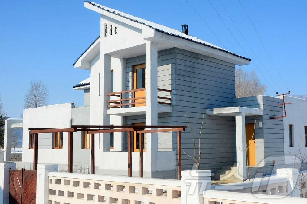 (평양 노동신문=뉴스1) = 북한 노동당 기관지 노동신문은 9일 신포시 신풍농장, 영중농장, 홍원군 남화농장에서 새집들이가 진행됐다고 보도했다. [국내에서만 사용가능. 재배포 금지 …