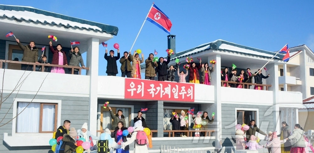 (평양 노동신문=뉴스1) = 북한 노동당 기관지 노동신문은 9일 신포시 신풍농장, 영중농장, 홍원군 남화농장에서 새집들이가 진행됐다고 보도했다. [국내에서만 사용가능. 재배포 금지 …