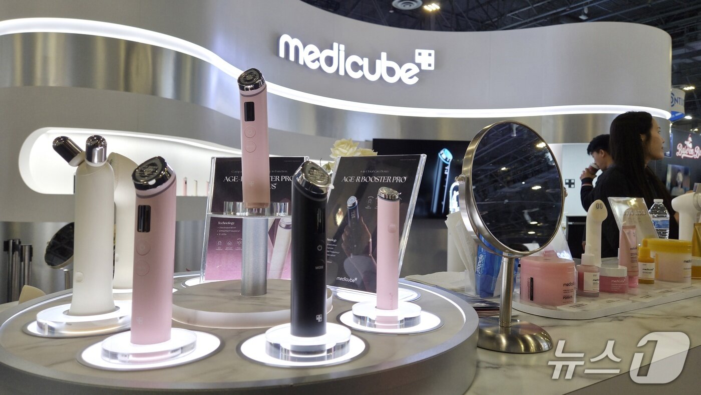 본문 이미지 - CES 2026에서 전시 중인 에이피알 메디큐브 에이지알 뷰티 기기 2026.1.8 ⓒ뉴스1 이정후 기자