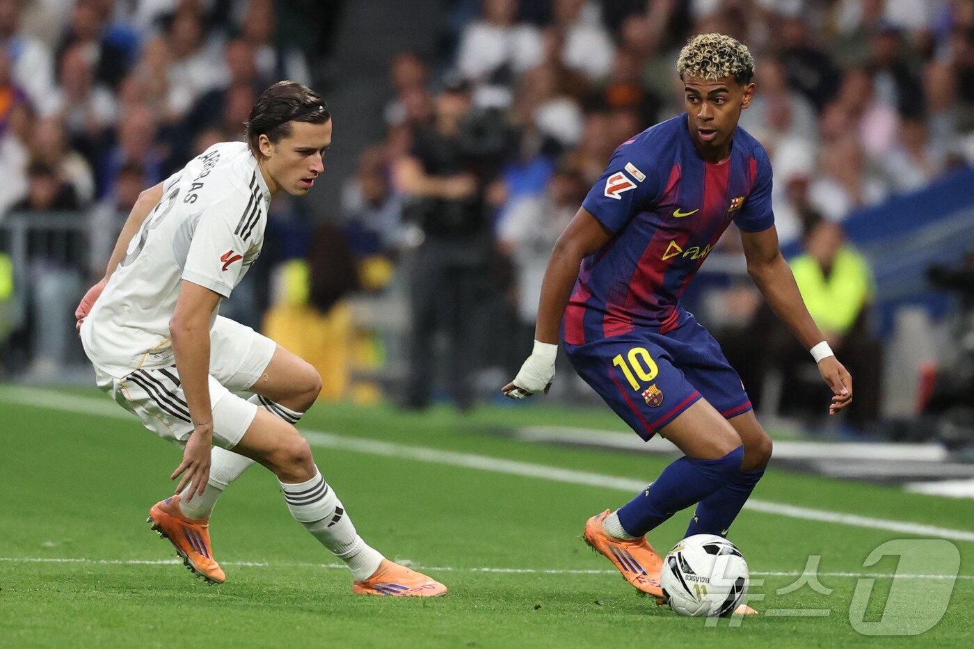 본문 이미지 - 레알 마드리드와 바르셀로나는 12일(한국시간) 사우디아라비아에서 열리는 2026 스페인 슈퍼컵 결승에서 격돌한다. 사진은 바르셀로나의 핵심 공격수 라민 야말(오른쪽). ⓒ AFP=뉴스1