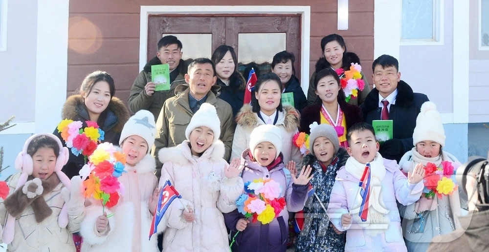 (평양 노동신문=뉴스1) = 북한 노동당 기관지 노동신문은 9일 신포시 신풍농장, 영중농장, 홍원군 남회농장에서 새집들이가 진행됐다고 보도했다. [국내에서만 사용가능. 재배포 금지 …