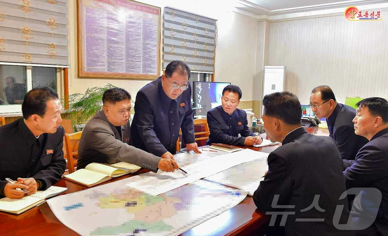 (평양 노동신문=뉴스1) = 북한 노동당 기관지 노동신문은 9일 사리원시당위원회 간부들이 살림집(주택) 건설을 위한 협의회를 진행했다고 보도했다. [국내에서만 사용가능. 재배포 금 …