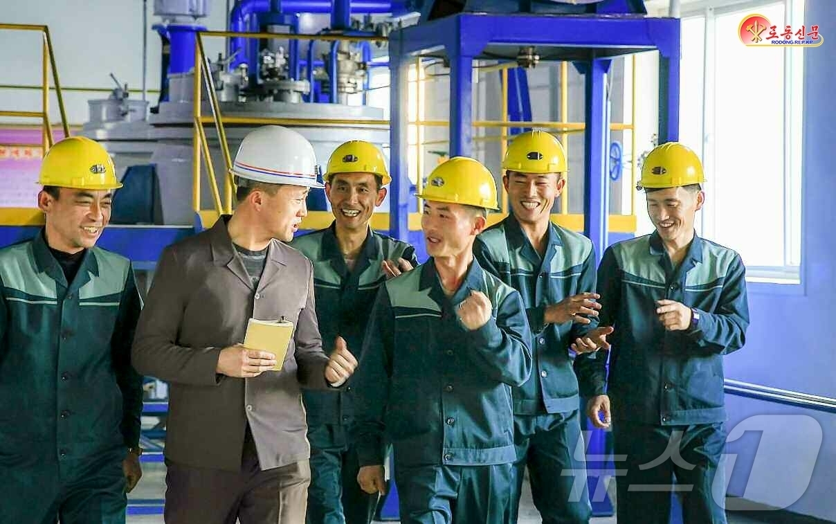 (평양 노동신문=뉴스1) = 북한 노동당 기관지 노동신문은 9일 흥남비료연합기업소가 "격식없는 정치사업으로 대중의 증산열의를 불러일으키고 있다"고 보도했다. [국내에서만 사용가능. …