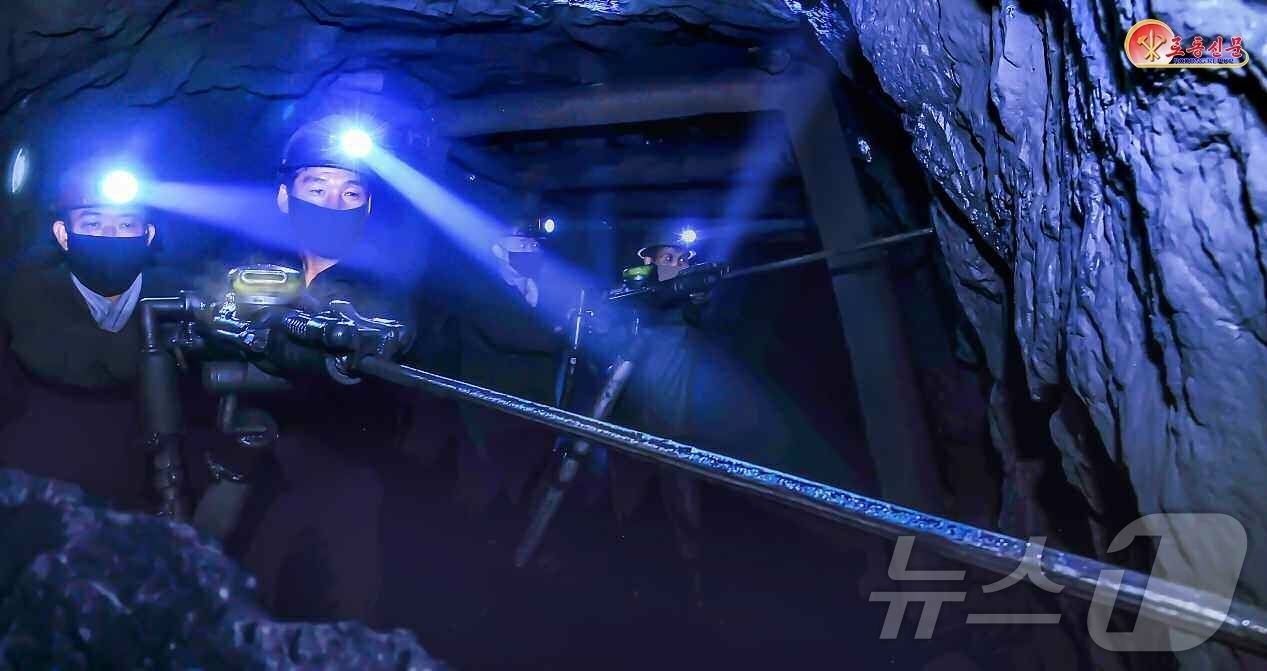 (평양 노동신문=뉴스1) = 북한 노동당 기관지 노동신문은 9일 덕천지구탄광연합기업소 형봉탄광을 조명하며 "탄부들이 불굴의 정신력으로 매일 높은 석탄생산실적을 기록하고 있다"고 보 …