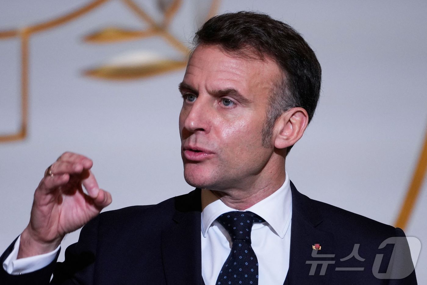 (파리 AFP=뉴스1) 김경민 기자 = 에마뉘엘 마크롱 프랑스 대통령이 8일(현지시간) 파리 엘리제궁에서 해외 주재 프랑스 대사들에게 연설을 하고 있다. 2026.1.8ⓒ AFP= …
