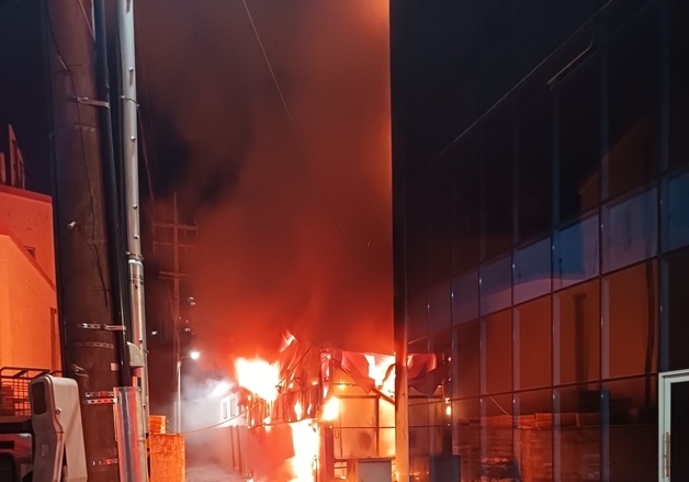 여수 빈 건물서 화재…건물 2동 태우고 진화