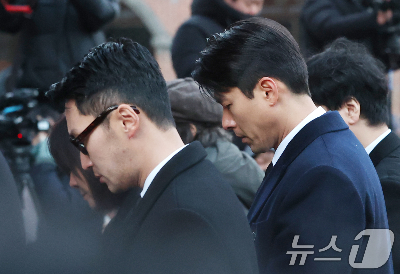 (서울=뉴스1) 권현진 기자 = 배우 현빈과 변요한이 故 안성기의 장례 미사를 위해 9일 오전 서울 중구 명동성당으로 들어서고 있다. 2026.1.9/뉴스1