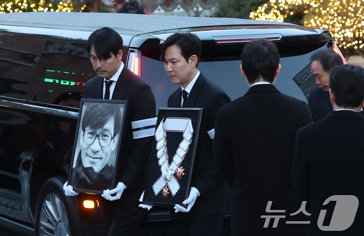 (서울=뉴스1) 권현진 기자 = 배우 정우성과 이정재가 故 안성기의 장례 미사를 위해 9일 오전 서울 중구 명동성당으로 들어서고 있다. 정우성은 고인의 영정을, 이정재는 금관문화훈 …