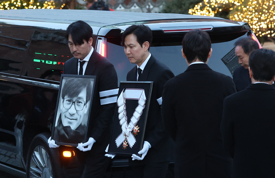 정우성·이정재, 국민 배우 안성기 마지막 가는길 함께