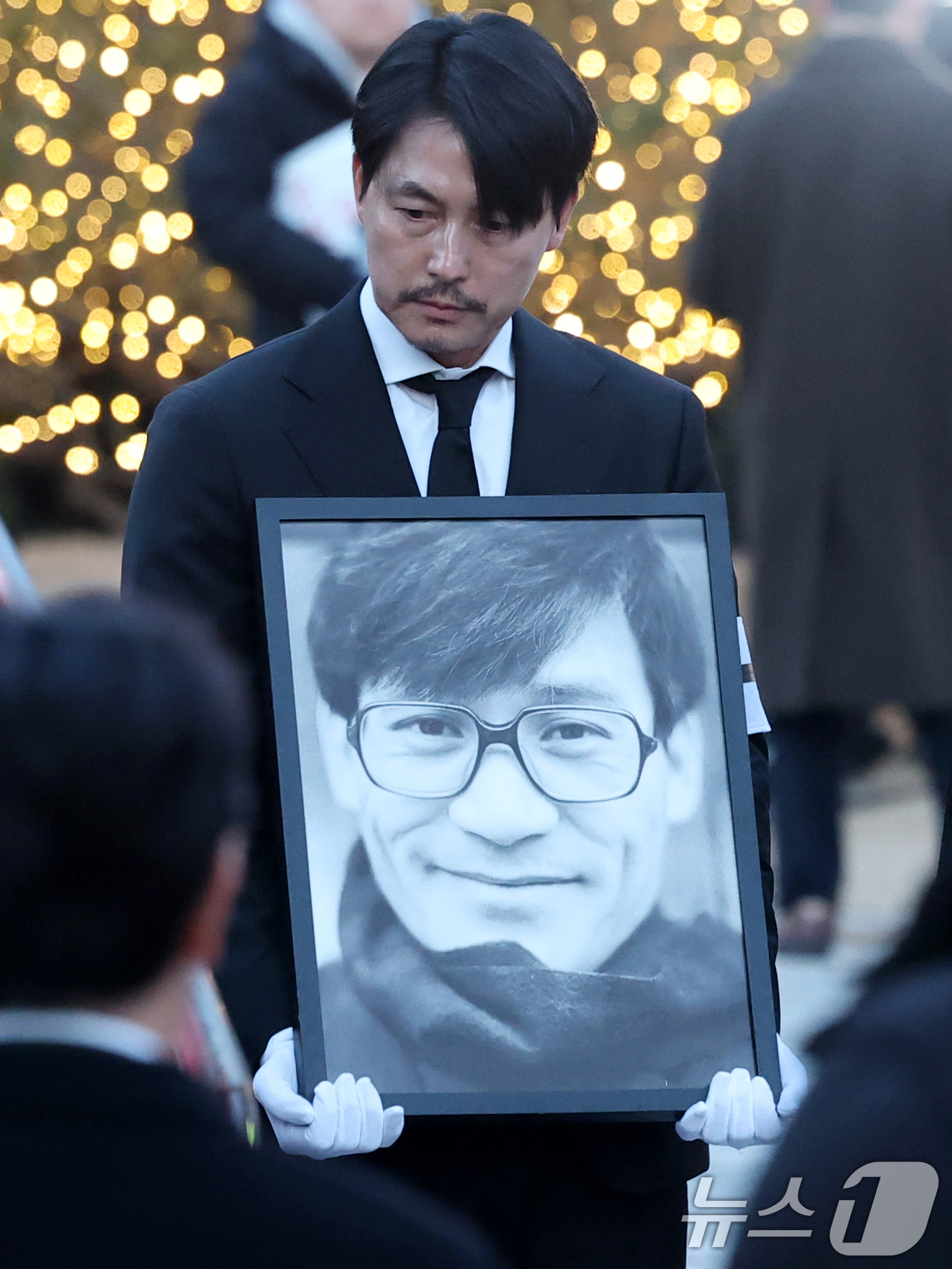 (서울=뉴스1) 권현진 기자 = 배우 정우성이 故 안성기의 장례 미사를 위해 9일 오전 서울 중구 명동성당으로 들어서며 고인의 영정을 들고 있다. 2026.1.9/뉴스1