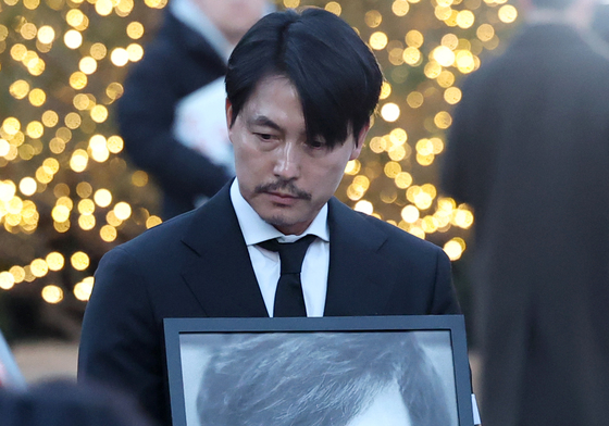 고 안성기 영정 든 정우성