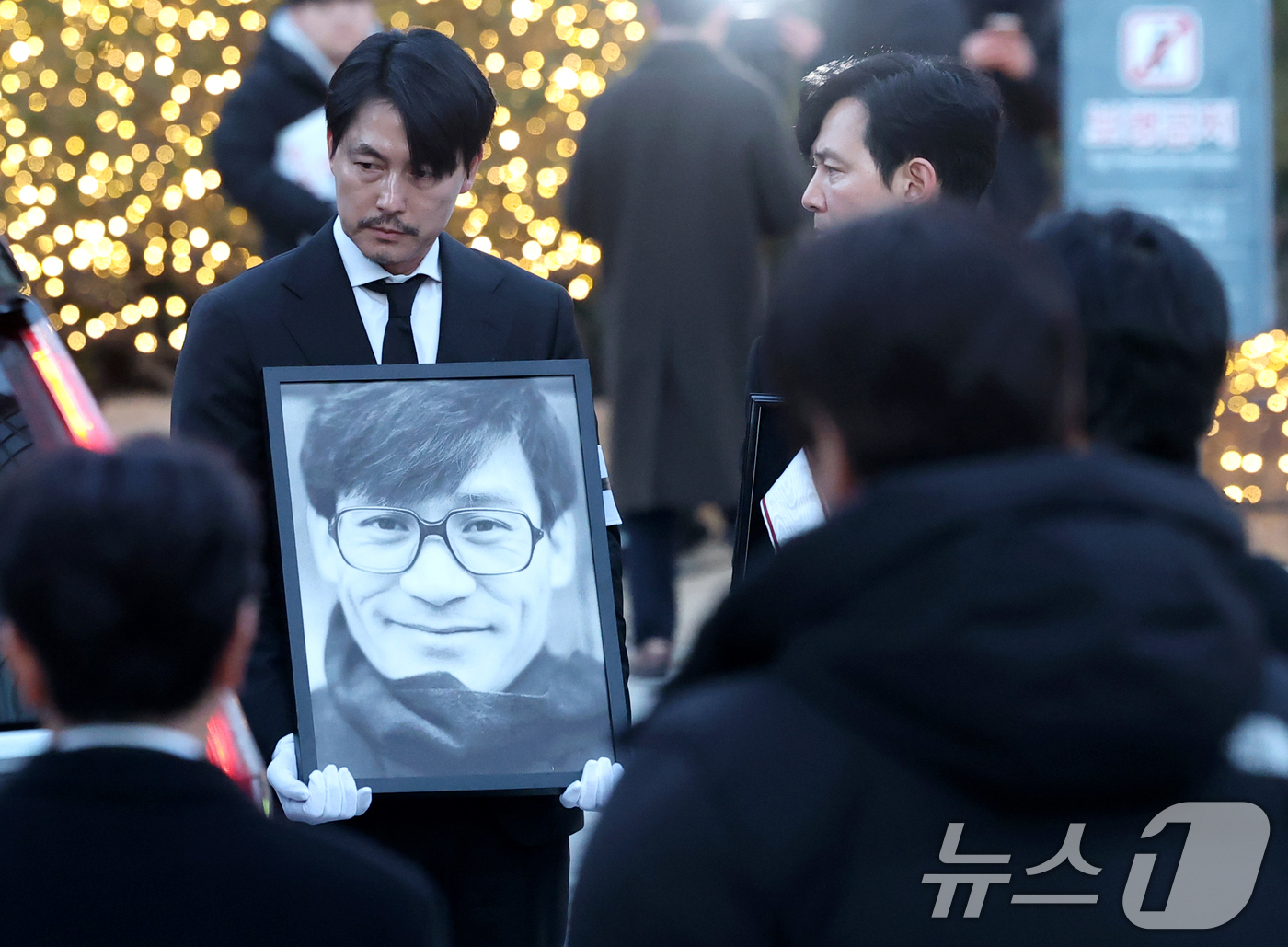 (서울=뉴스1) 권현진 기자 = 배우 정우성과 이정재가 故 안성기의 장례 미사를 위해 9일 오전 서울 중구 명동성당으로 들어서고 있다. 정우성은 고인의 영정을, 이정재는 금관문화훈 …