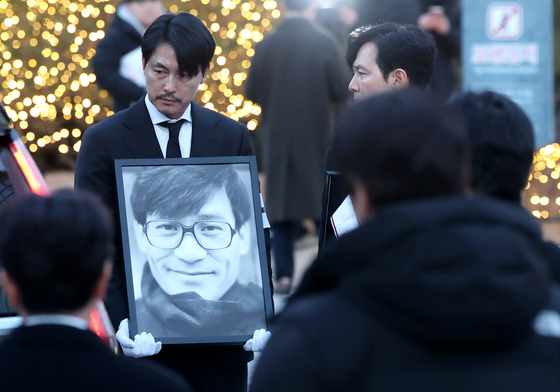 故 안성기 장례 미사, 명동성당 도착한 정우성·이정재