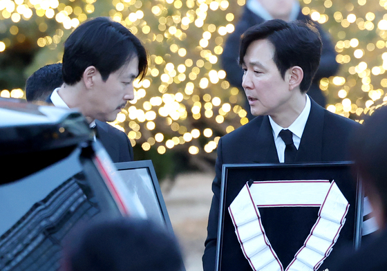 故 안성기 영정은 정우성, 훈장은 이정재