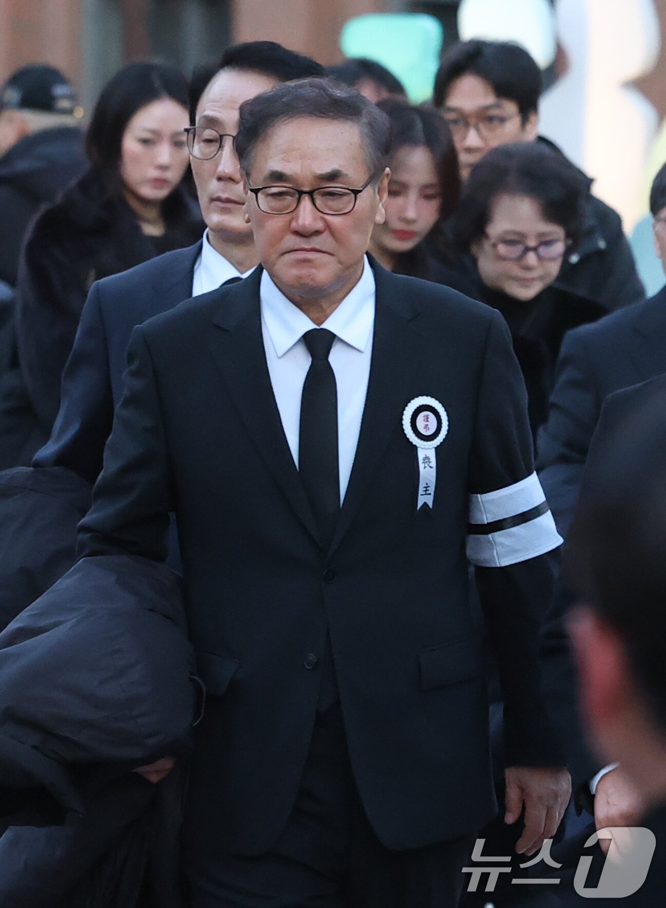 본문 이미지 - 배창호 감독이 故 안성기의 장례 미사를 위해 9일 오전 서울 중구 명동성당으로 들어서고 있다. 2026.1.9/뉴스1 ⓒ News1 권현진 기자