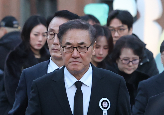 故 안성기 장례미사 들어서는 배창호 감독