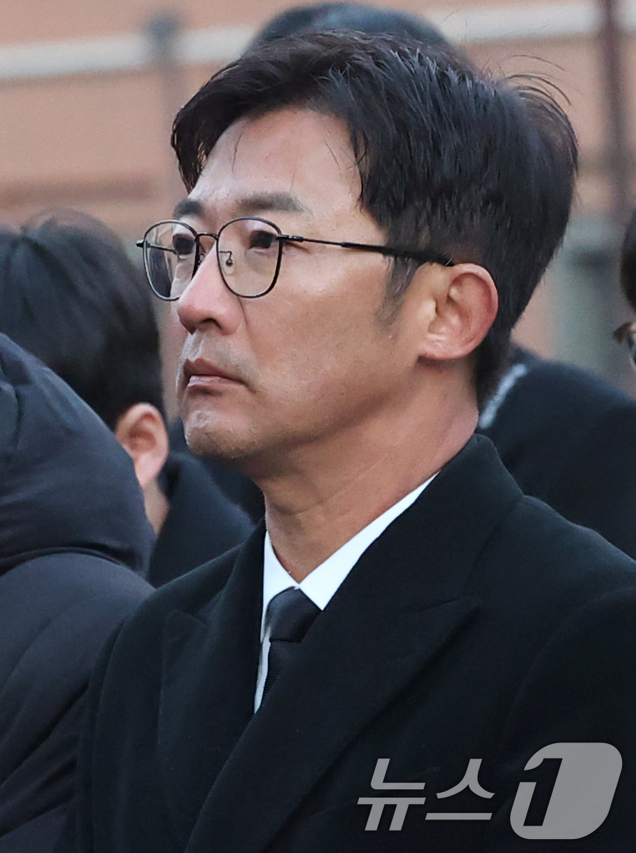 (서울=뉴스1) 권현진 기자 = 배우 안재욱이 故 안성기의 장례 미사를 위해 9일 오전 서울 중구 명동성당으로 들어서고 있다. 2026.1.9/뉴스1