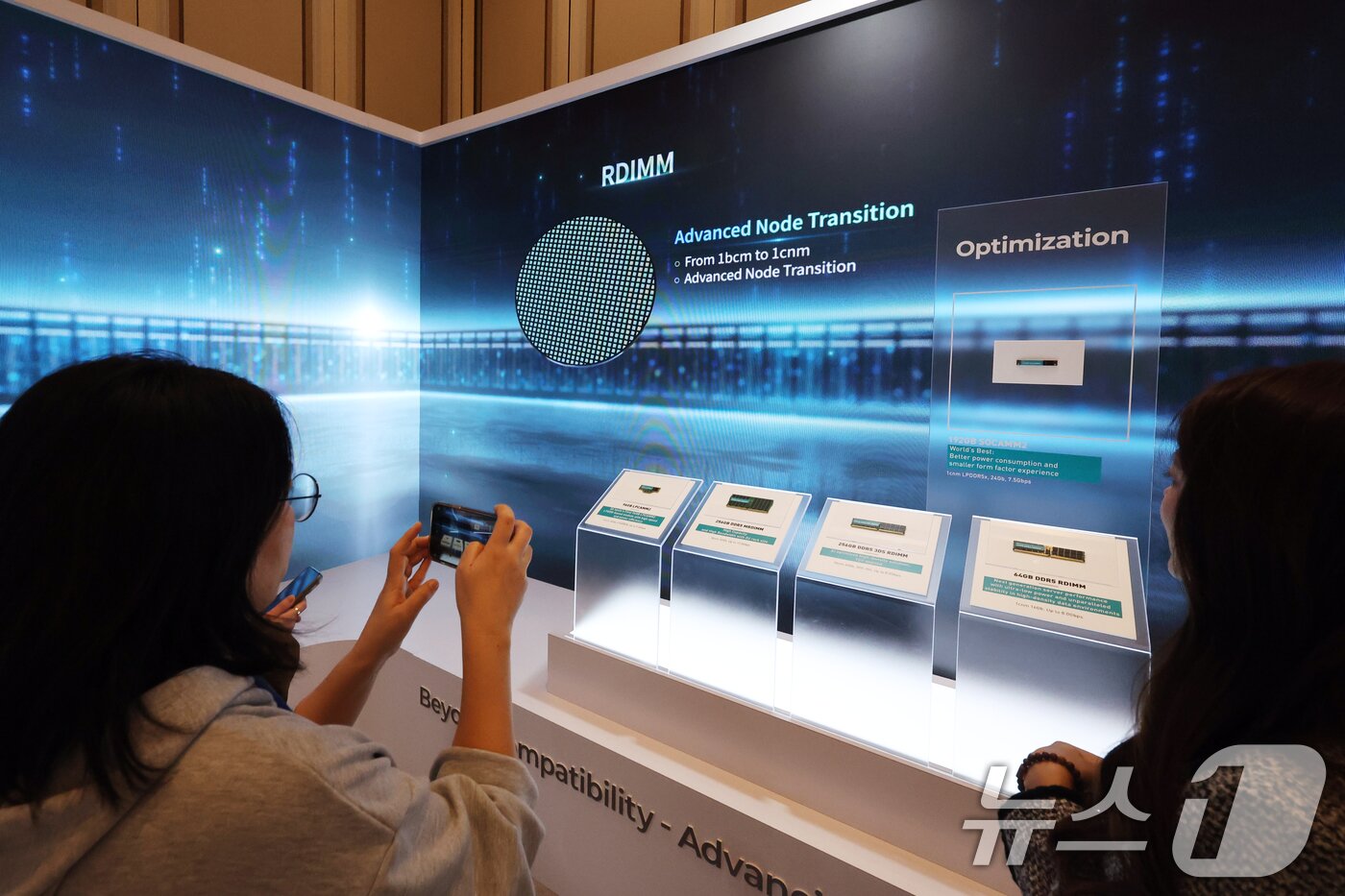 본문 이미지 - 세계 최대 IT(정보기술)·가전 전시회 'CES 2026' 개막 사흘차인 8일(현지시간) 미국 네바다주 라스베이거스 베네치안호텔에 마련된 SK하이닉스 전시관에서 '프레스투어'가 진행되고 있다. 2026.1.9/뉴스1 ⓒ News1 황기선 기자
