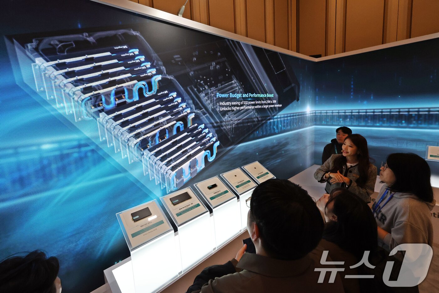 본문 이미지 - 세계 최대 IT(정보기술)·가전 전시회 'CES 2026' 개막 사흘차인 8일(현지시간) 미국 네바다주 라스베이거스 베네치안호텔에 마련된 SK하이닉스 전시관에서 '프레스투어'가 진행되고 있다. 2026.1.9/뉴스1 ⓒ News1 황기선 기자