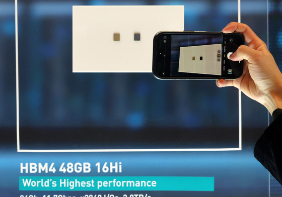 "줄을 서시오" SK하닉, 차세대 HBM  공개에 이목 집중…인파 북적