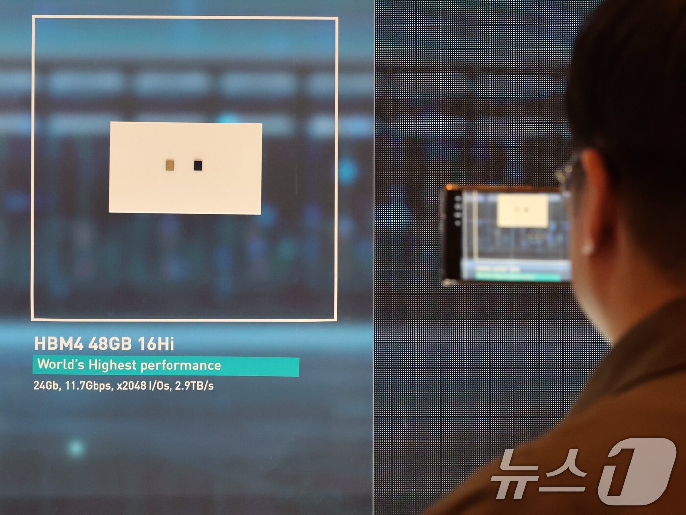 본문 이미지 - 세계 최대 IT(정보기술)·가전 전시회 'CES 2026' 개막 사흘차인 8일(현지시간) 미국 네바다주 라스베이거스 베네치안호텔에 마련된 SK하이닉스 전시관에서 '프레스투어' 참석자가 'HBM4 48G 16Hi'를 촬영하고 있다. 2026.1.9/뉴스1 ⓒ News1 황기선 기자