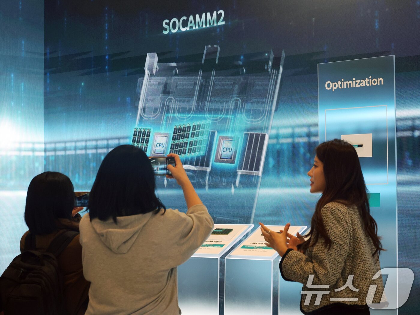 본문 이미지 - 세계 최대 IT(정보기술)·가전 전시회 'CES 2026' 개막 사흘차인 8일(현지시간) 미국 네바다주 라스베이거스 베네치안호텔에 마련된 SK하이닉스 전시관에서 '프레스투어'가 진행되고 있다. 2026.1.9/뉴스1 ⓒ News1 황기선 기자