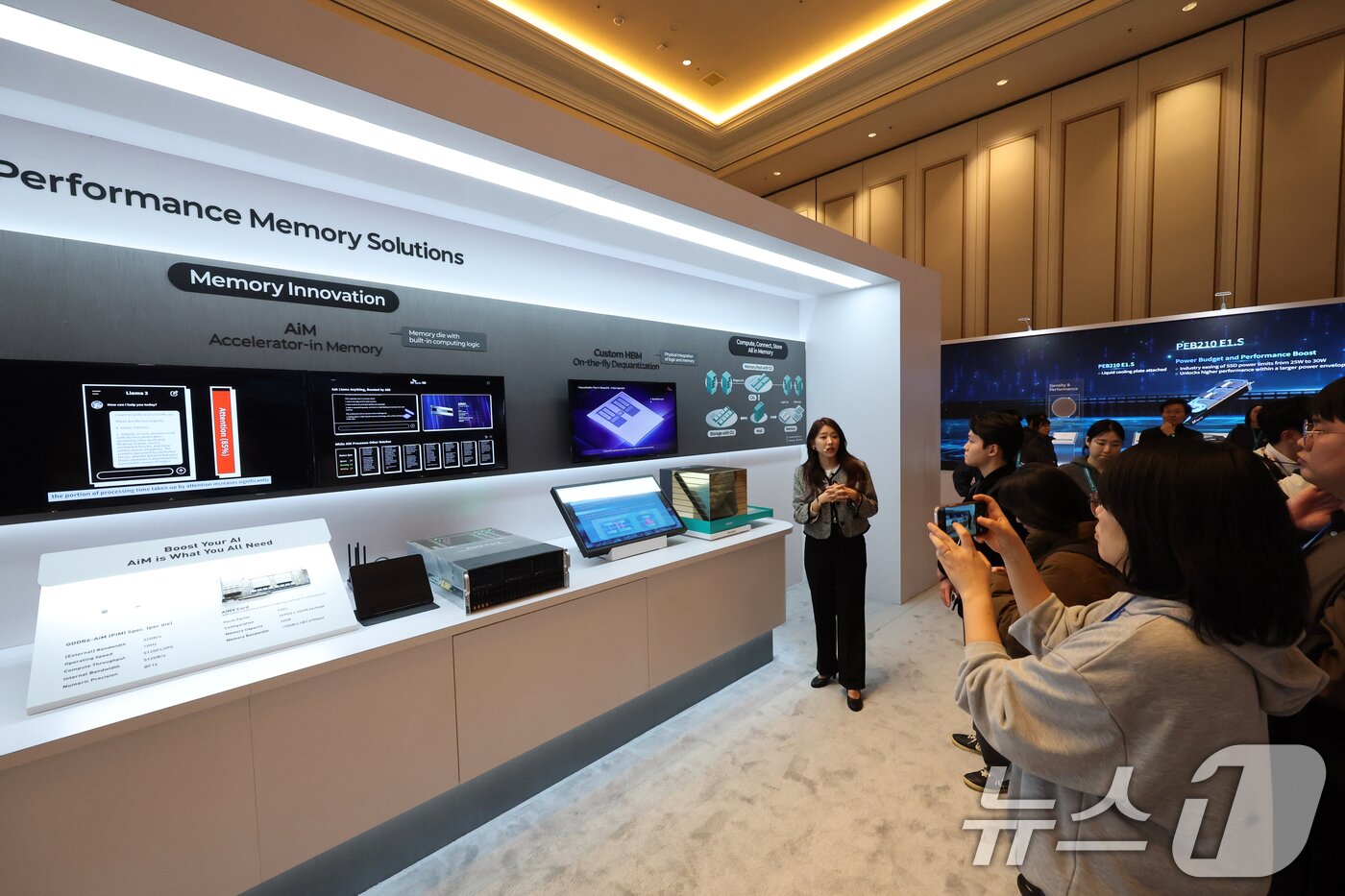 본문 이미지 - 세계 최대 IT(정보기술)·가전 전시회 'CES 2026' 개막 사흘차인 8일(현지시간) 미국 네바다주 라스베이거스 베네치안호텔에 마련된 SK하이닉스 전시관에서 '프레스투어'가 진행되고 있다. 2026.1.9/뉴스1 ⓒ News1 황기선 기자