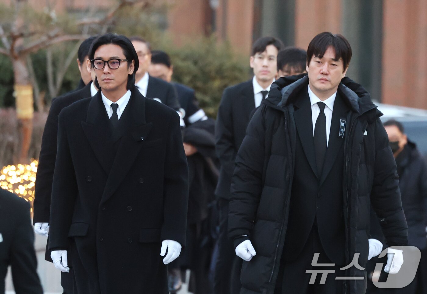 본문 이미지 - 배우 주지훈과 유지태(오른쪽)가 故 안성기의 장례 미사를 위해 9일 오전 서울 중구 명동성당으로 들어서고 있다. 2026.1.9/뉴스1 ⓒ News1 권현진 기자