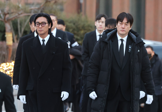 고 안성기 장례미사 들어서는 주지훈과 유지태