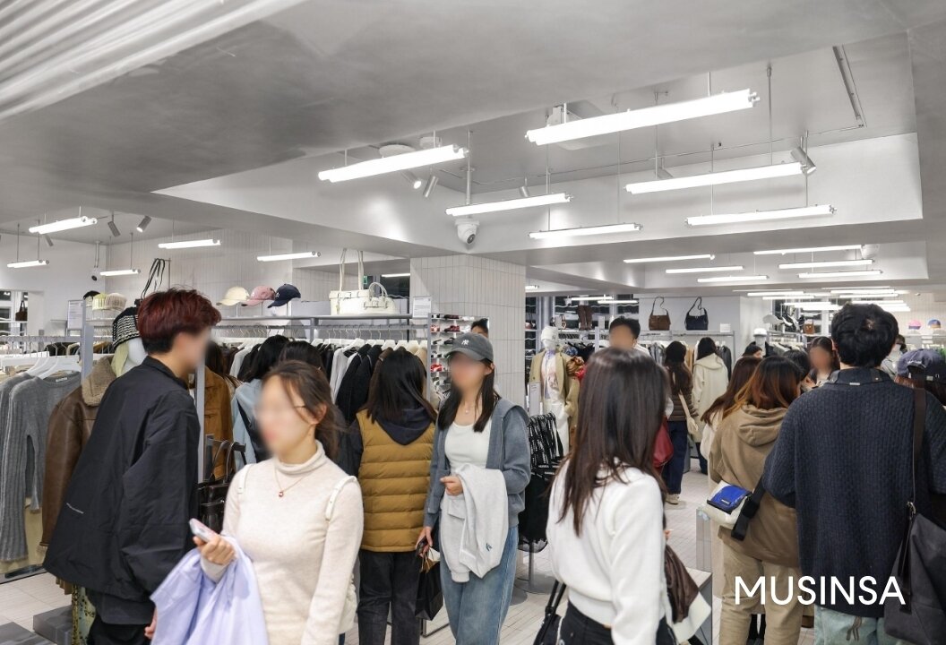 본문 이미지 - 무신사 스토어 상하이 안푸르 매장 내부(무신사 제공)