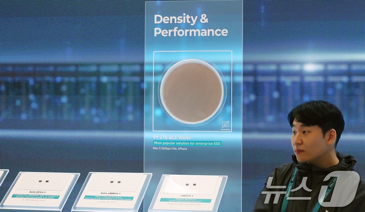 본문 이미지 - 세계 최대 IT(정보기술)·가전 전시회 'CES 2026' 개막 사흘차인 8일(현지시간) 미국 네바다주 라스베이거스 베네치안호텔에 마련된 SK하이닉스 전시관에 'V9 2Tb QLC 웨이퍼'가 가려져 있다. 2026.1.9/뉴스1 ⓒ News1 황기선 기자