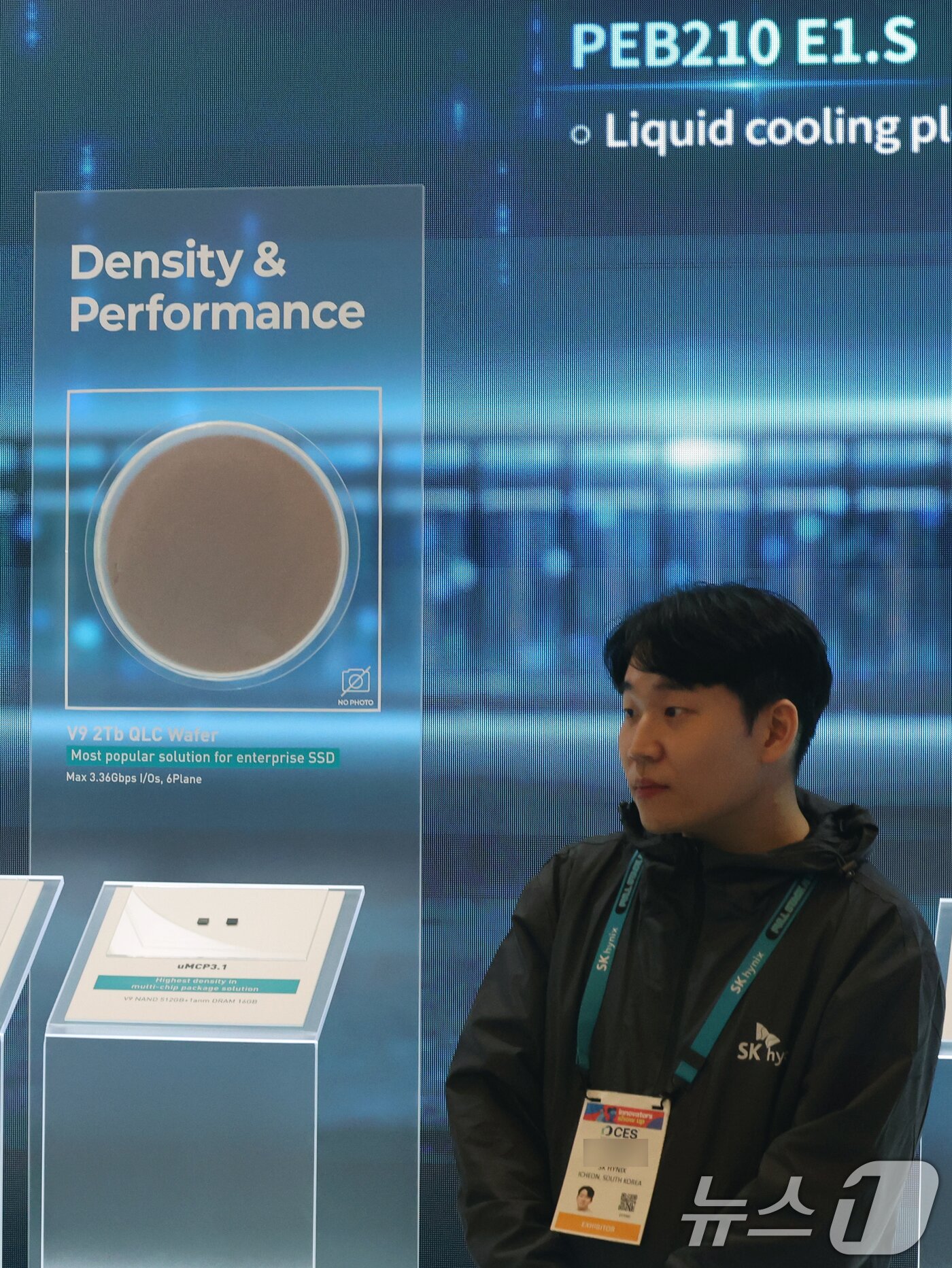 본문 이미지 - 세계 최대 IT(정보기술)·가전 전시회 'CES 2026' 개막 사흘차인 8일(현지시간) 미국 네바다주 라스베이거스 베네치안호텔에 마련된 SK하이닉스 전시관에 'V9 2Tb QLC 웨이퍼'가 가려져 있다. 2026.1.9/뉴스1 ⓒ News1 황기선 기자