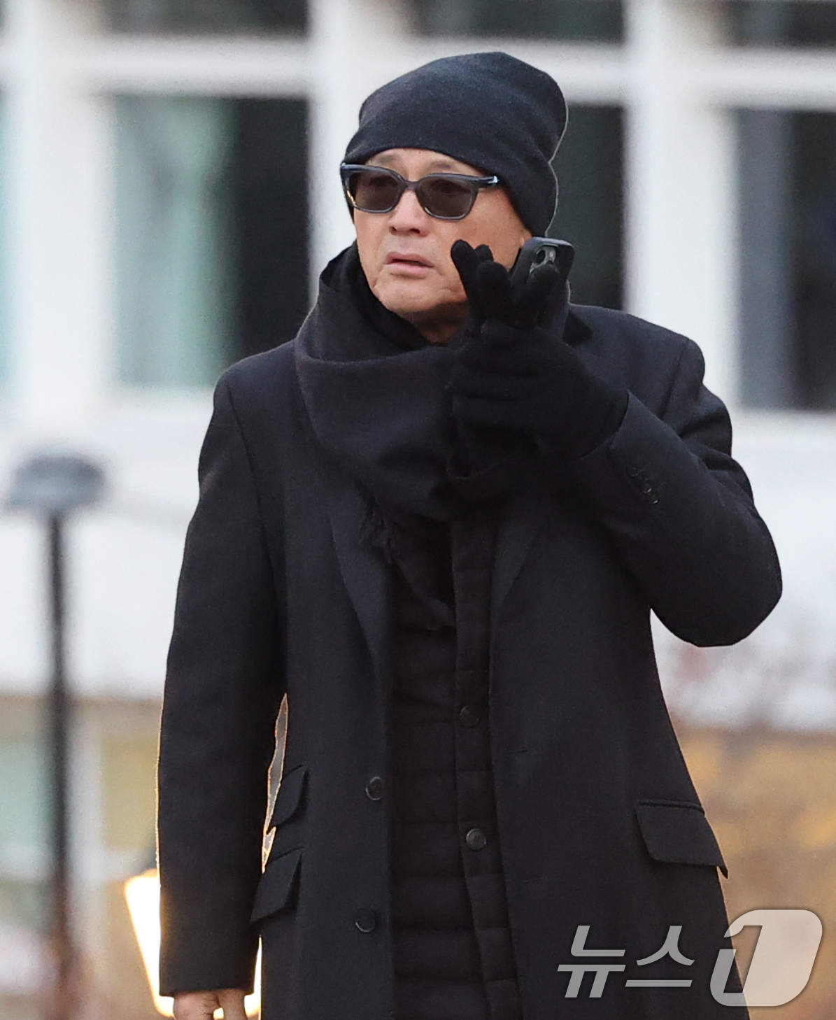 (서울=뉴스1) 권현진 기자 = 유인촌 전 문화체육관광부 전 장관이 故 안성기의 장례 미사를 위해 9일 오전 서울 중구 명동성당으로 들어서고 있다. 2026.1.9/뉴스1