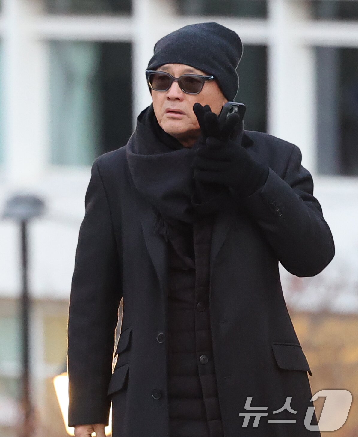 본문 이미지 - 유인촌 전 문화체육관광부 전 장관이 故 안성기의 장례 미사를 위해 9일 오전 서울 중구 명동성당으로 들어서고 있다. 2026.1.9/뉴스1 ⓒ News1 권현진 기자