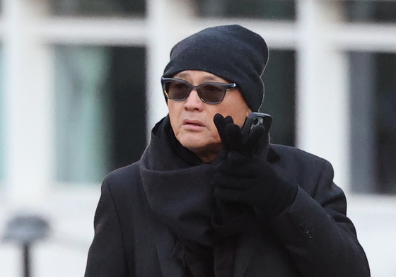 고 안성기 장례미사 들어서는 유인촌 전 장관