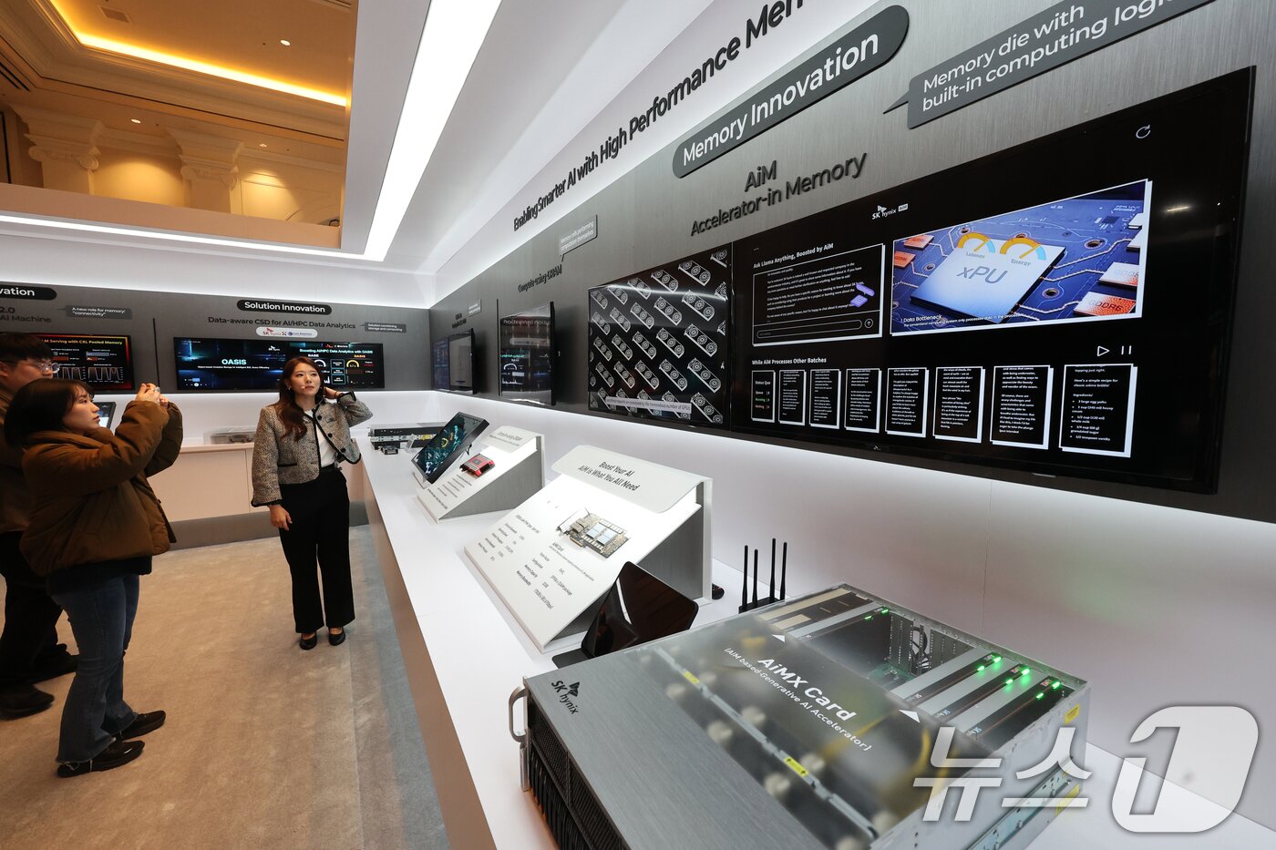 본문 이미지 - 세계 최대 IT(정보기술)·가전 전시회 'CES 2026' 개막 사흘차인 8일(현지시간) 미국 네바다주 라스베이거스 베네치안호텔에 마련된 SK하이닉스 전시관에서 '프레스투어'가 진행되고 있다. 2026.1.9/뉴스1 ⓒ News1 황기선 기자