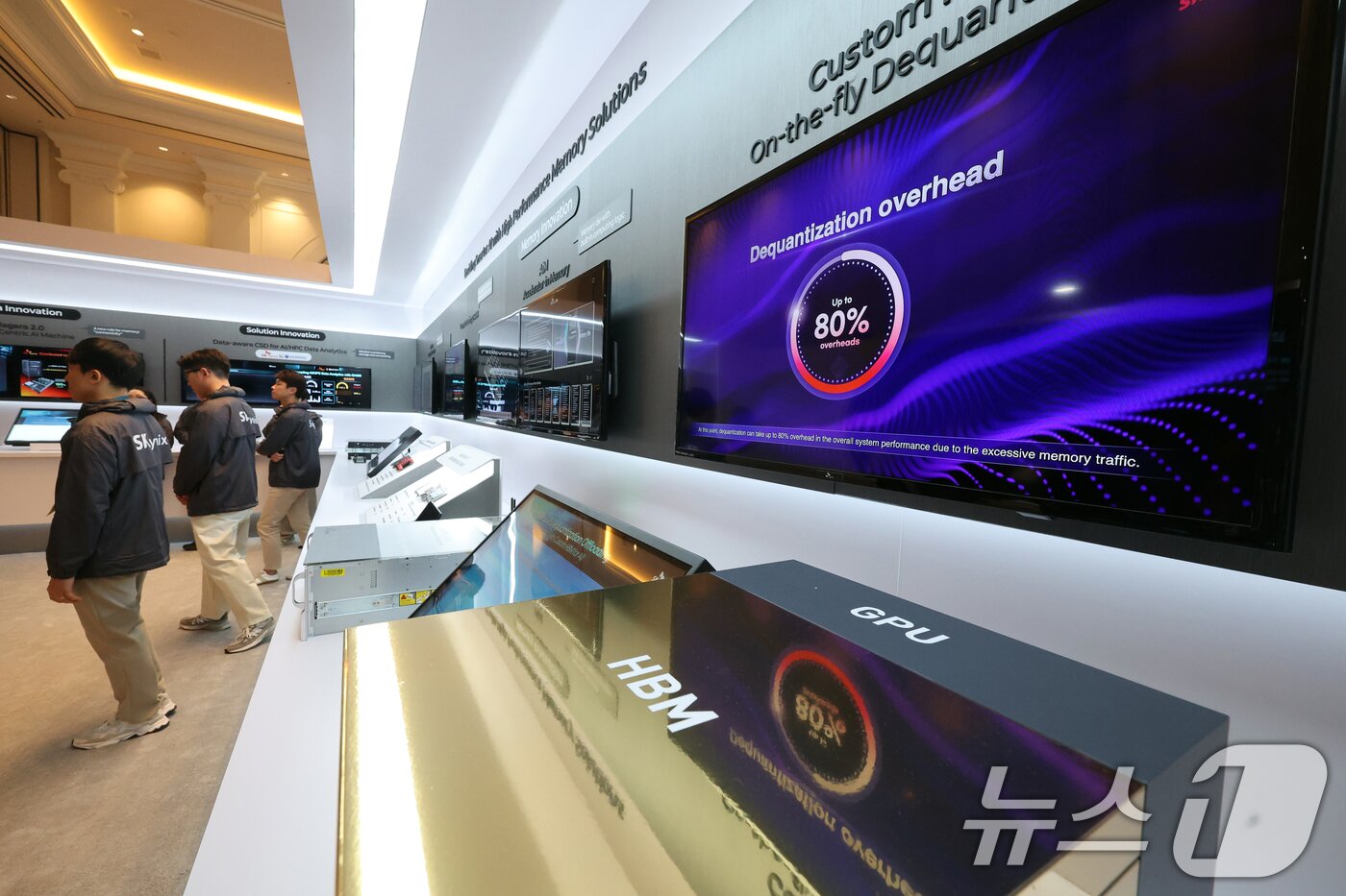 본문 이미지 - 세계 최대 IT(정보기술)·가전 전시회 'CES 2026' 개막 사흘차인 8일(현지시간) 미국 네바다주 라스베이거스 베네치안호텔에 마련된 SK하이닉스 전시관에서 '프레스투어'가 진행되고 있다. 2026.1.9/뉴스1 ⓒ News1 황기선 기자