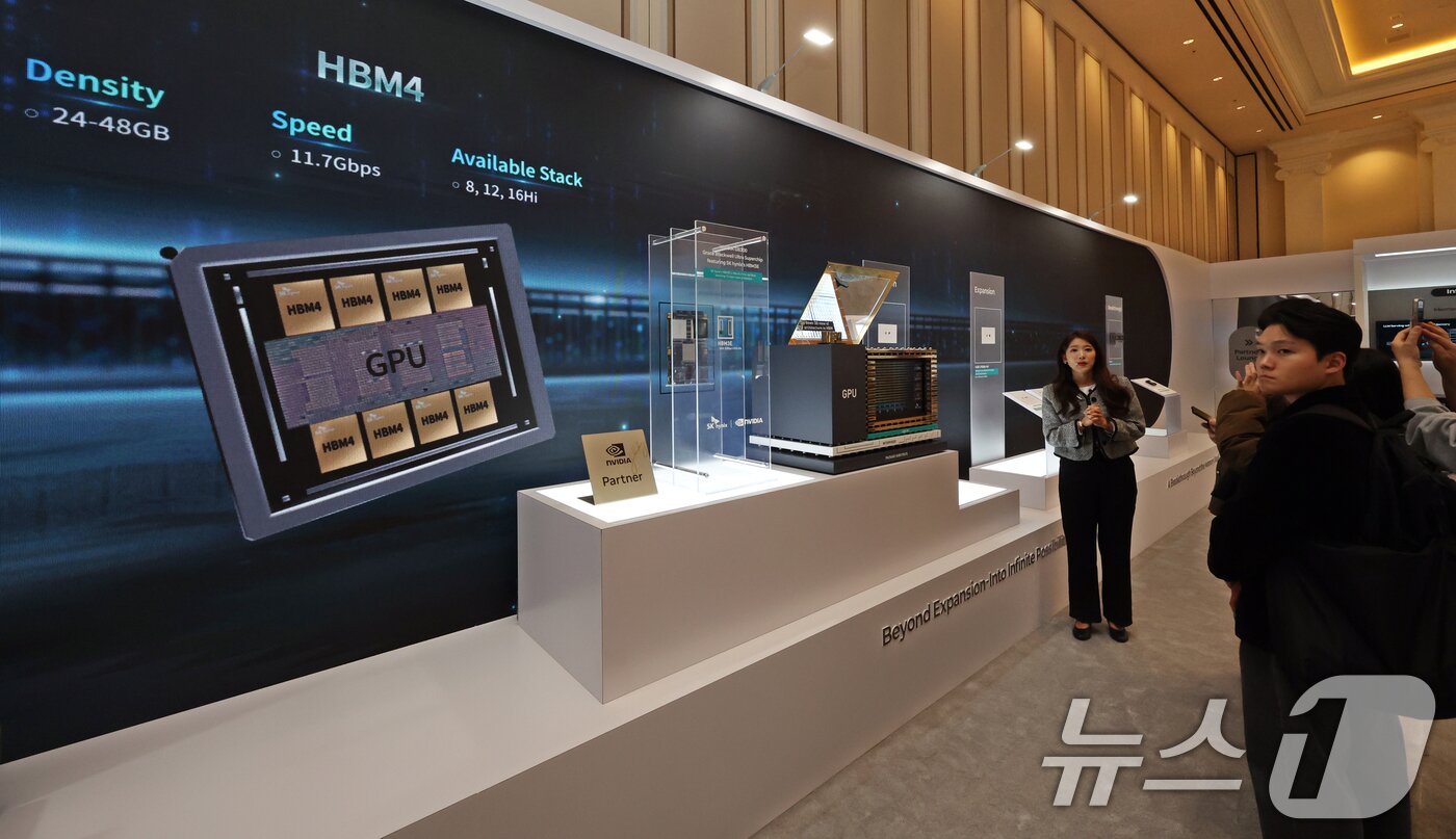 본문 이미지 - 세계 최대 IT(정보기술)·가전 전시회 'CES 2026' 개막 사흘차인 8일(현지시간) 미국 네바다주 라스베이거스 베네치안호텔에 마련된 SK하이닉스 전시관에서 '프레스투어'가 진행되고 있다. 2026.1.9/뉴스1 ⓒ News1 황기선 기자