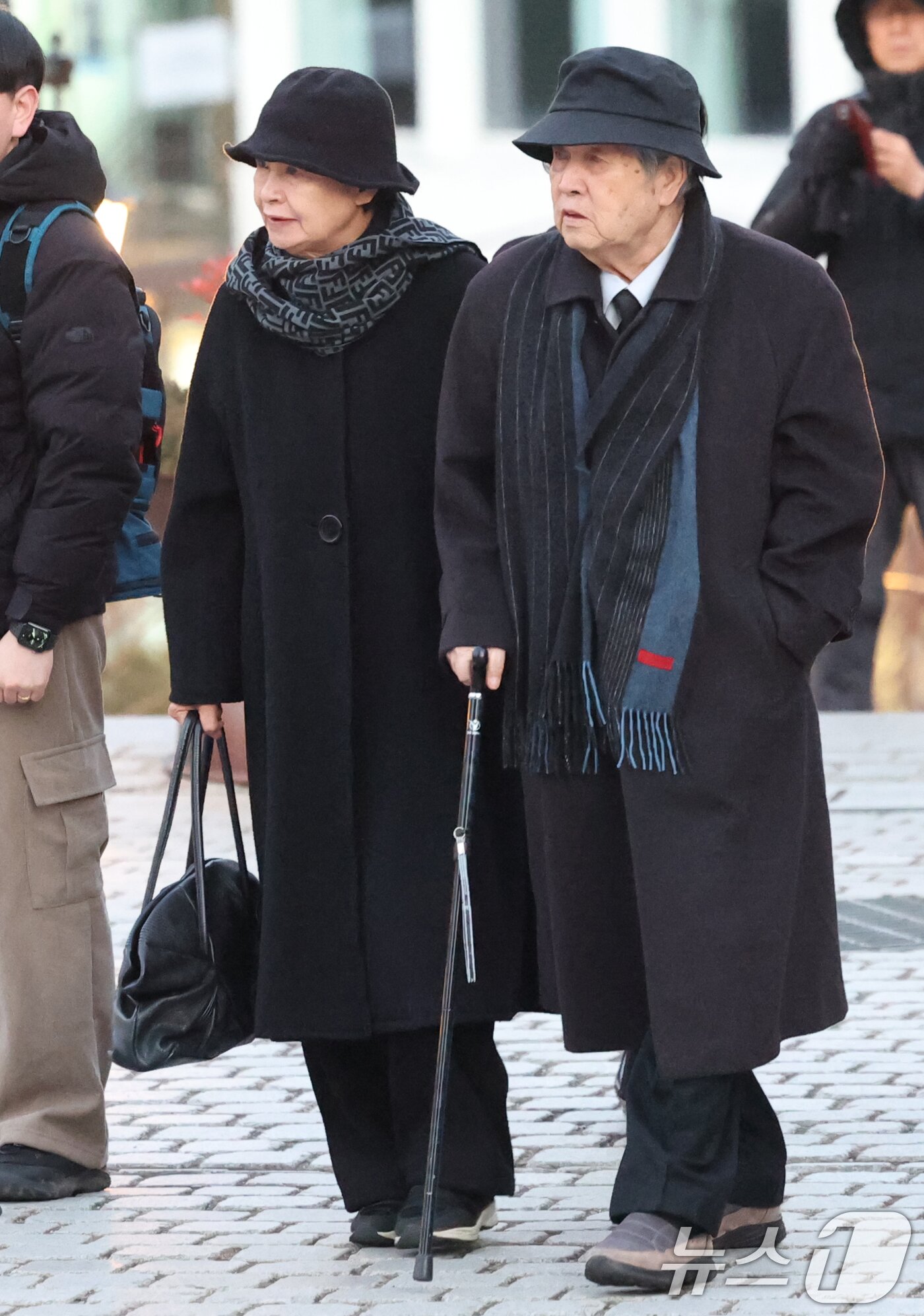 본문 이미지 - 배우 임권택 감독 부부가 故 안성기의 장례 미사를 위해 9일 오전 서울 중구 명동성당으로 들어서고 있다. 2026.1.9/뉴스1 ⓒ News1 권현진 기자