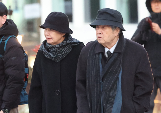 고 안성기 장례미사 들어서는 임권택 감독 부부