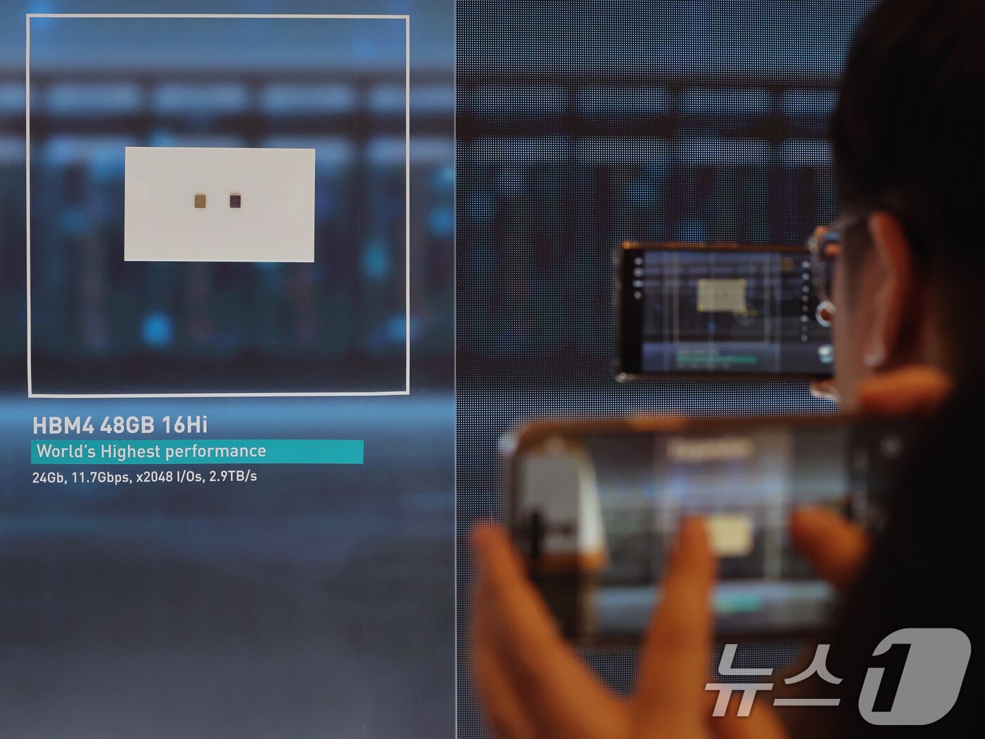 본문 이미지 - 세계 최대 IT(정보기술)·가전 전시회 'CES 2026' 개막 사흘차인 8일(현지시간) 미국 네바다주 라스베이거스 베네치안호텔에 마련된 SK하이닉스 전시관에서 '프레스투어' 참석자가 'HBM4 48G 16Hi'를 촬영하고 있다. 2026.1.9/뉴스1 ⓒ News1 황기선 기자