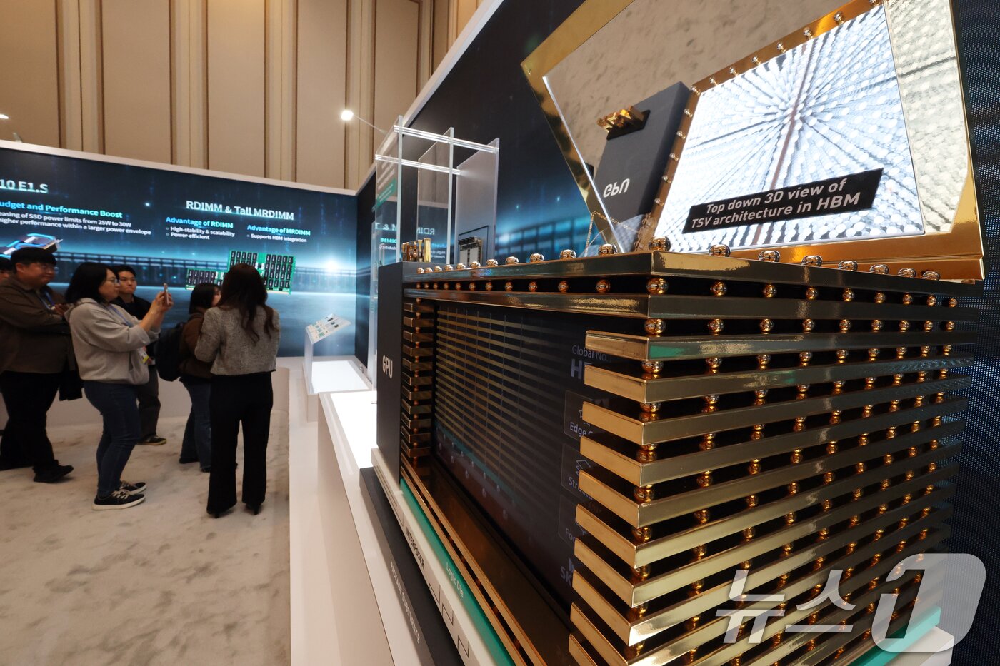 본문 이미지 - 세계 최대 IT(정보기술)·가전 전시회 'CES 2026' 개막 사흘차인 8일(현지시간) 미국 네바다주 라스베이거스 베네치안호텔에 마련된 SK하이닉스 전시관에서 '프레스투어'가 진행되고 있다. 2026.1.9/뉴스1 ⓒ News1 황기선 기자