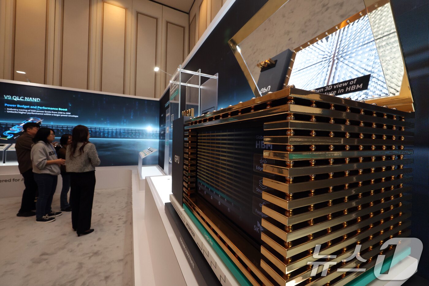 본문 이미지 - 세계 최대 IT(정보기술)·가전 전시회 'CES 2026' 개막 사흘차인 8일(현지시간) 미국 네바다주 라스베이거스 베네치안호텔에 마련된 SK하이닉스 전시관에서 '프레스투어'가 진행되고 있다. 2026.1.9/뉴스1 ⓒ News1 황기선 기자